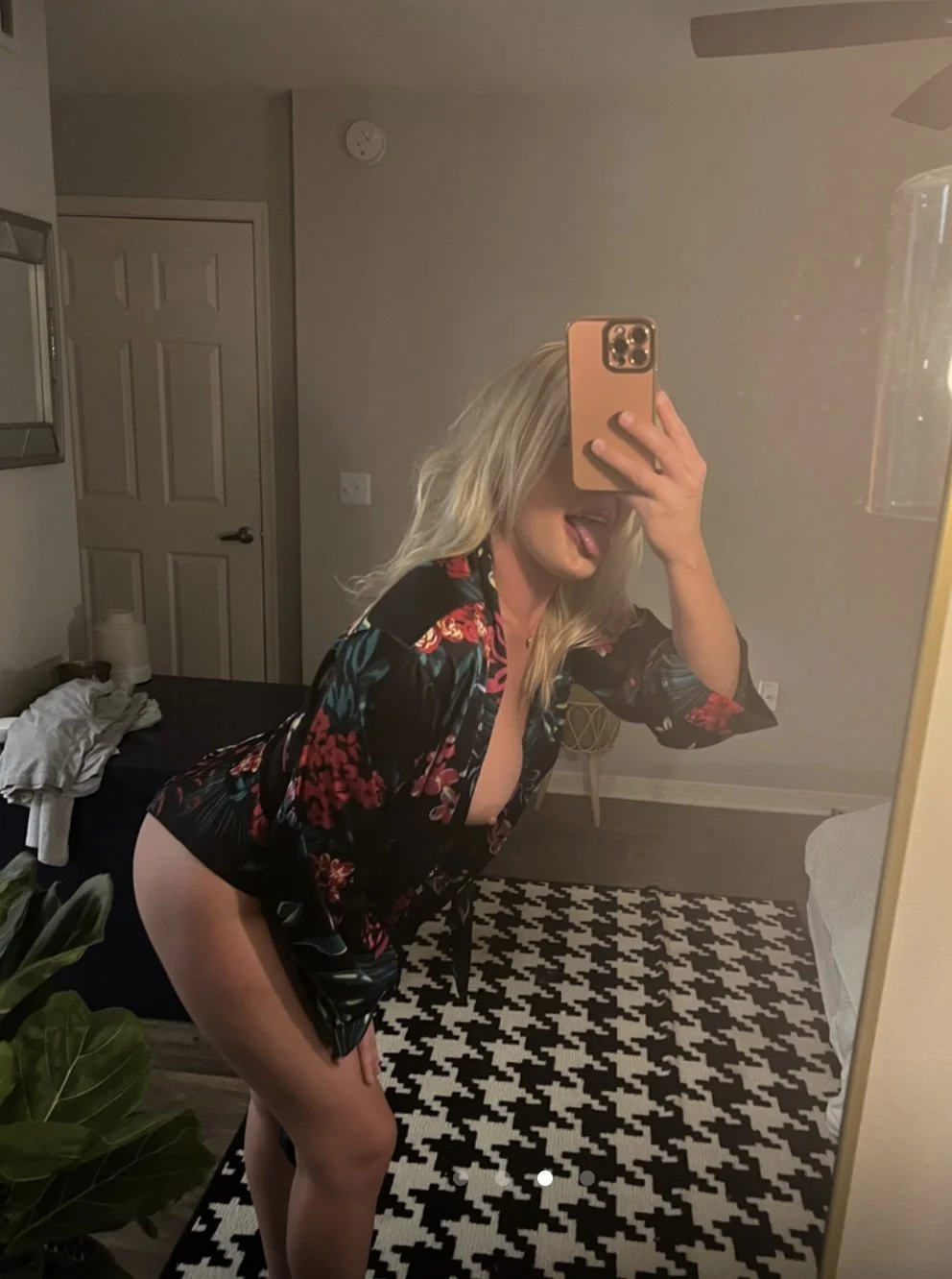 Blonde Whore image 2