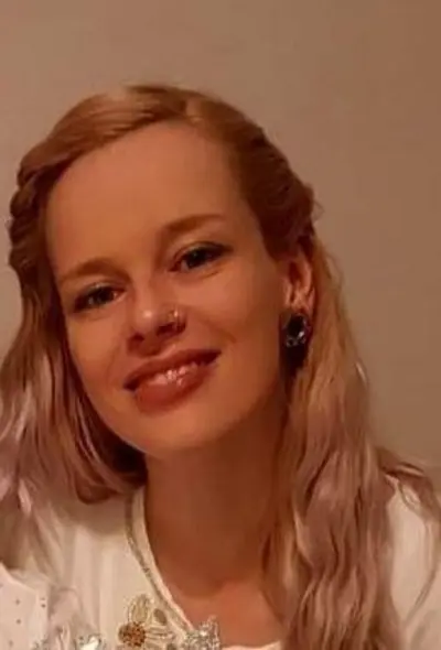 Does anyone know her name? I think she has a YouTube .She was exposed a lot of her pics cover image