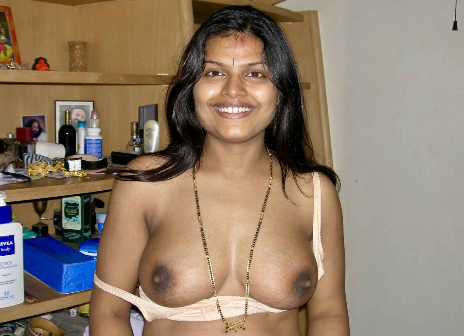 Sexy amateur Indian housewife image 5