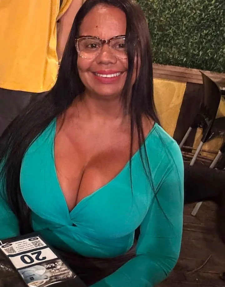 Tia coroa madura exibida do insta morena peituda main image