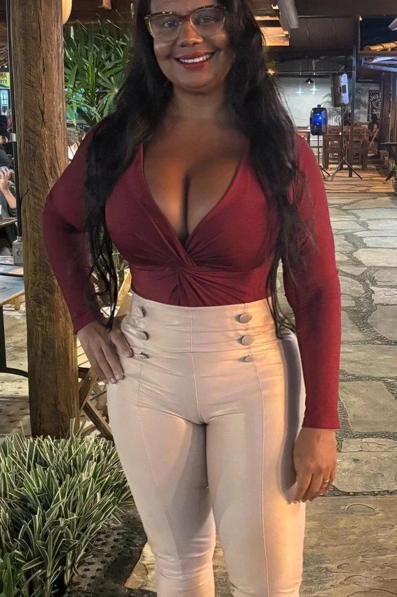 Tia coroa madura exibida do insta morena peituda image 2
