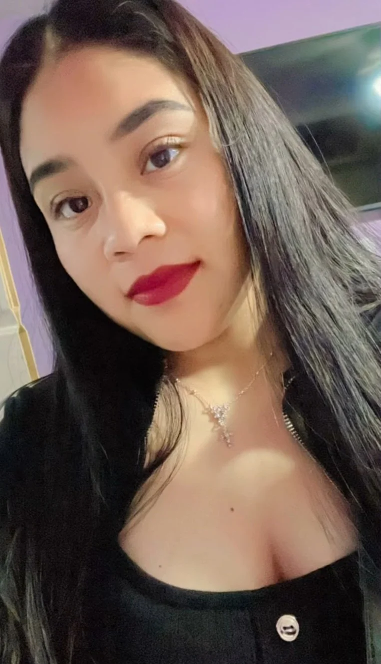 Que rika se vería esta carita de ángel, llena de semen🤭😋😏🥵🥵 main image