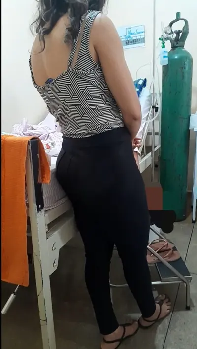 Câmera escondida pegou putinha no hospital tirando a roupa mostrando a bundinha cover image