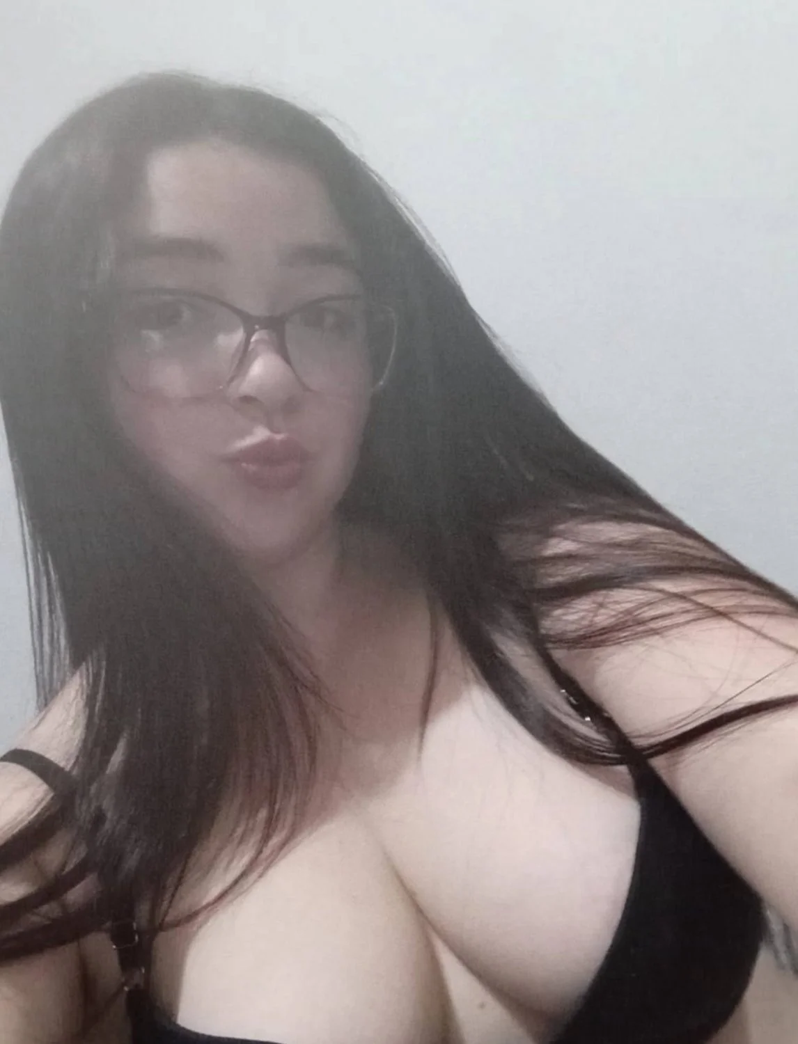 Branquinha rechonchuda muito gostosa mostrando os belos peitos image 6