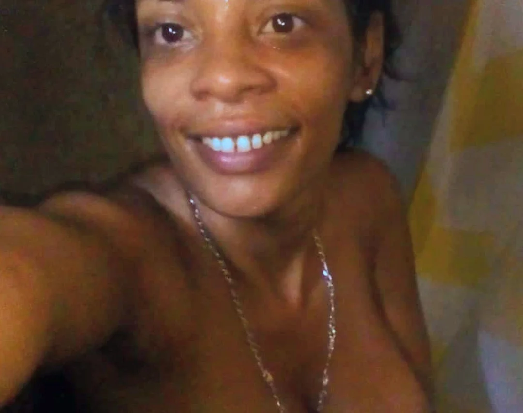 HOLI QUIEN SE QUIERE BAÑAR CONMIGO PARA QUE ME DE PINGA Y ME DEJE LLENA DE LECHITA MI BOLLO CALIENTE main image