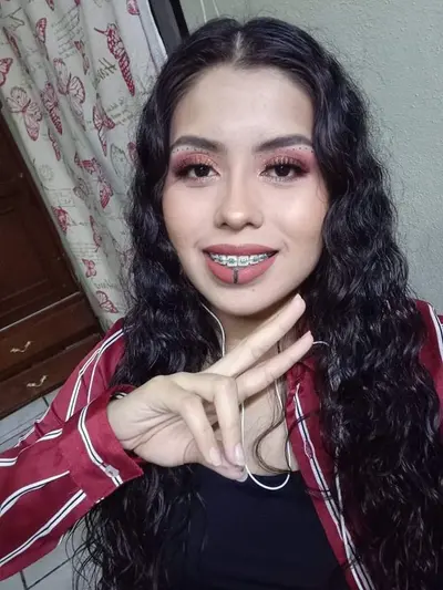 Pendeja grabada masturbándose cover image