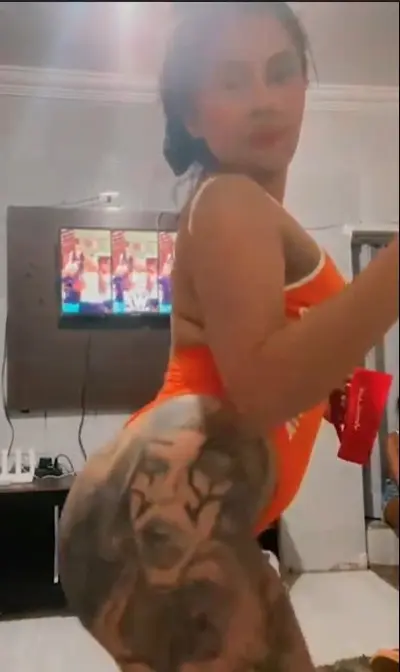 Gostosa tatuada rebolando - Live Instagram cover image