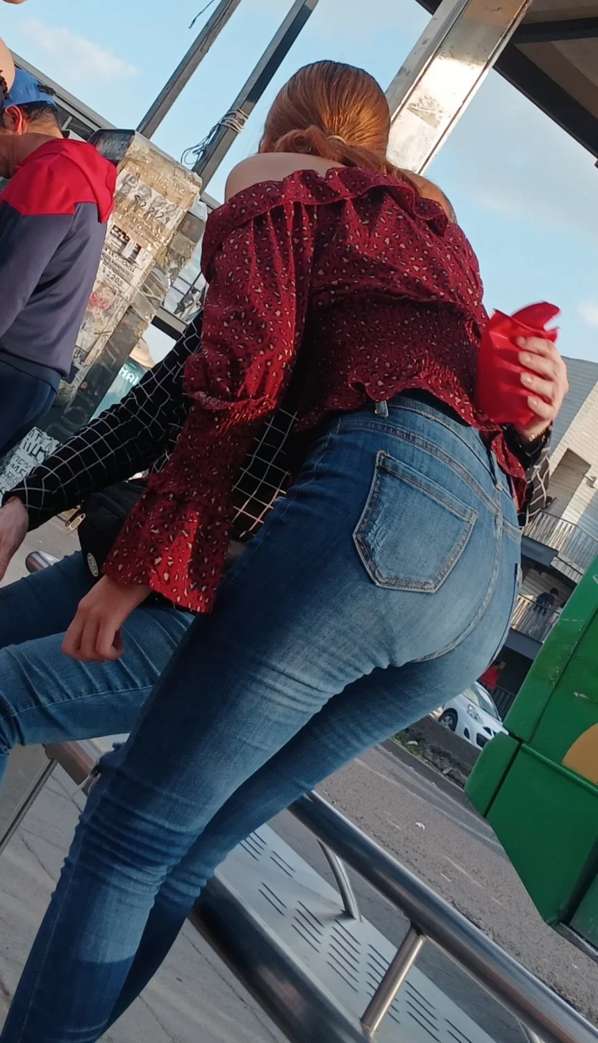 Voyeur Hermosa morena se da cuenta y corre image 12