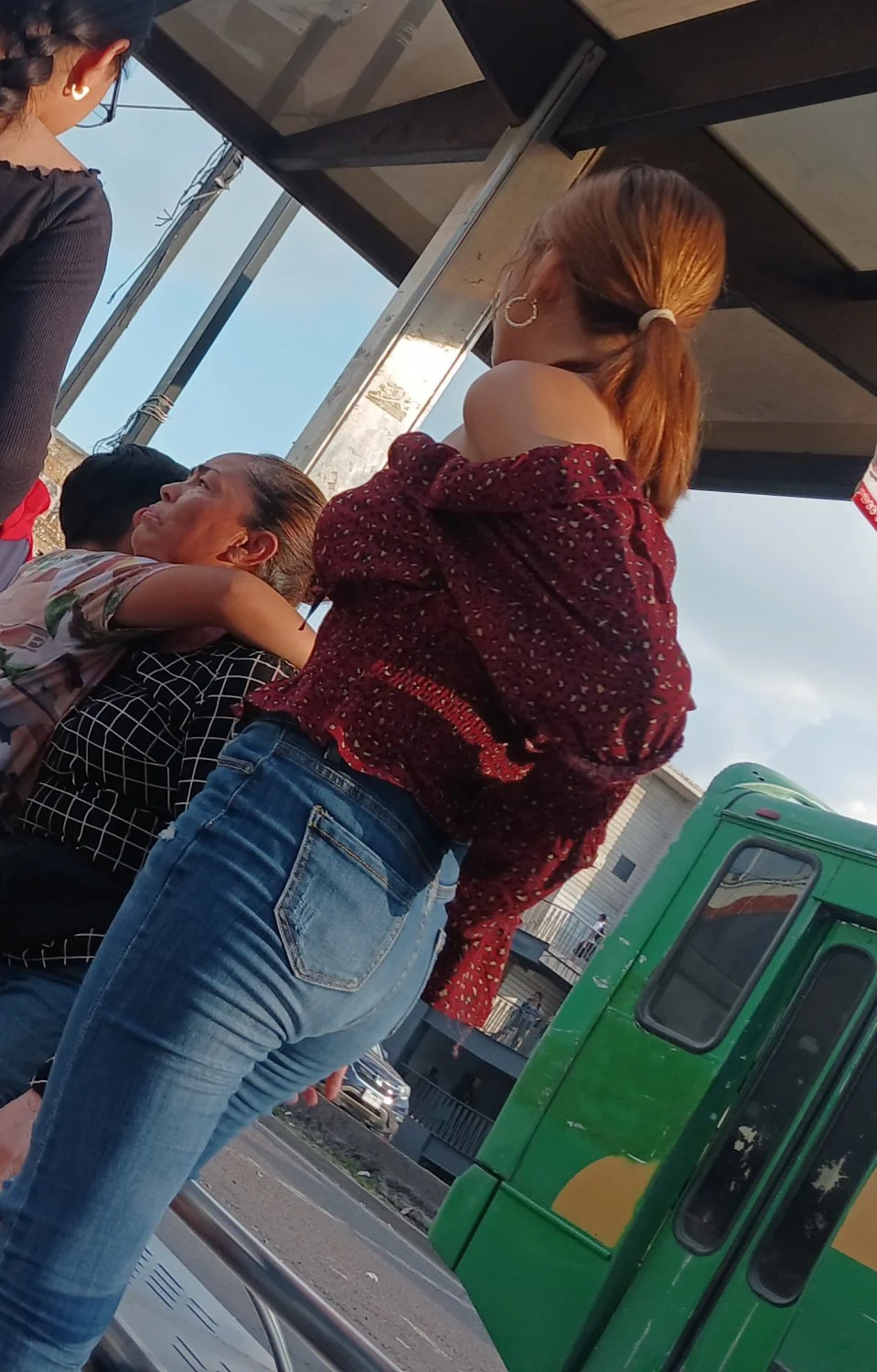 Voyeur Hermosa morena se da cuenta y corre image 15