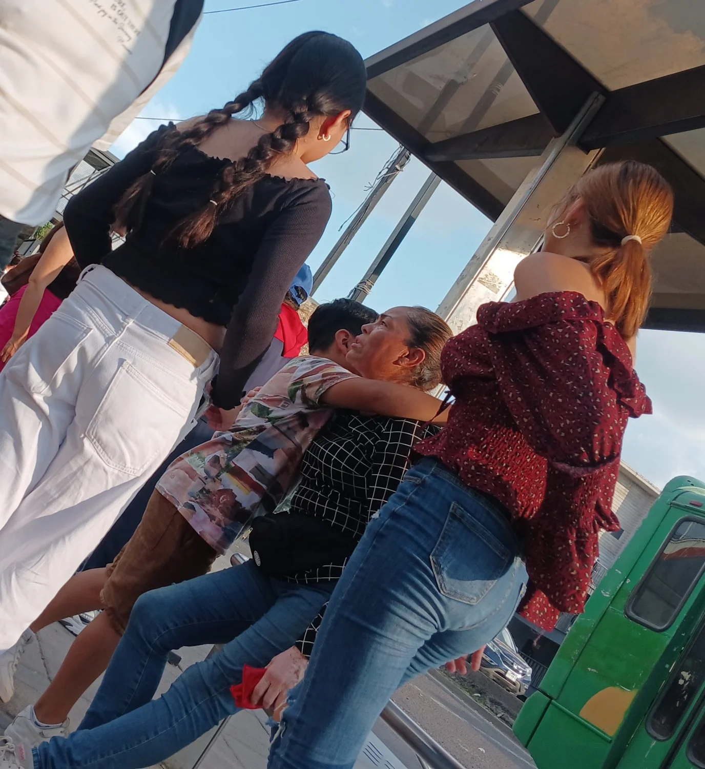 Voyeur Hermosa morena se da cuenta y corre image 16