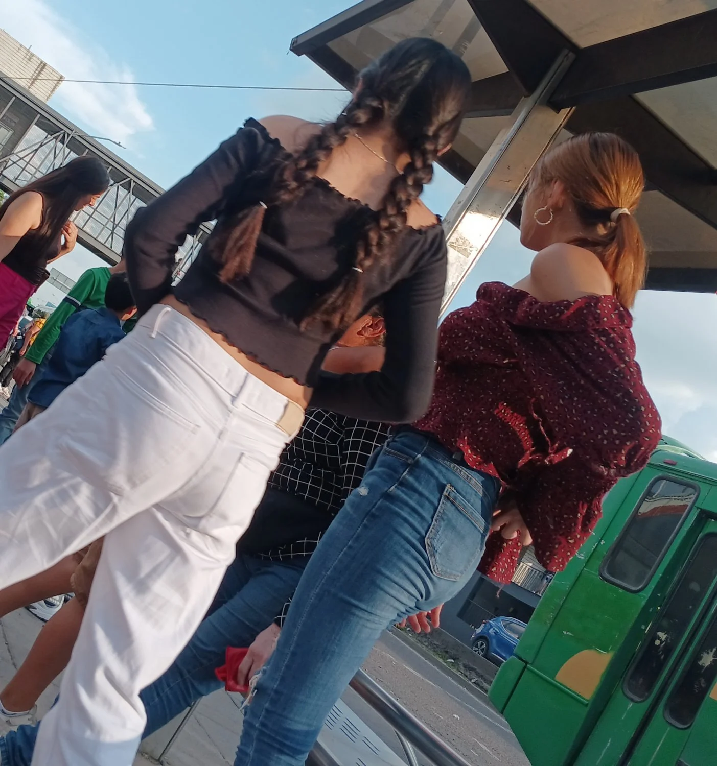 Voyeur Hermosa morena se da cuenta y corre image 17