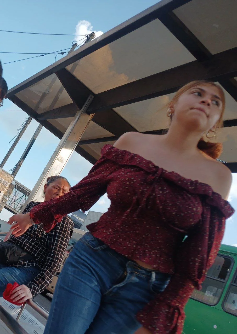 Voyeur Hermosa morena se da cuenta y corre image 18