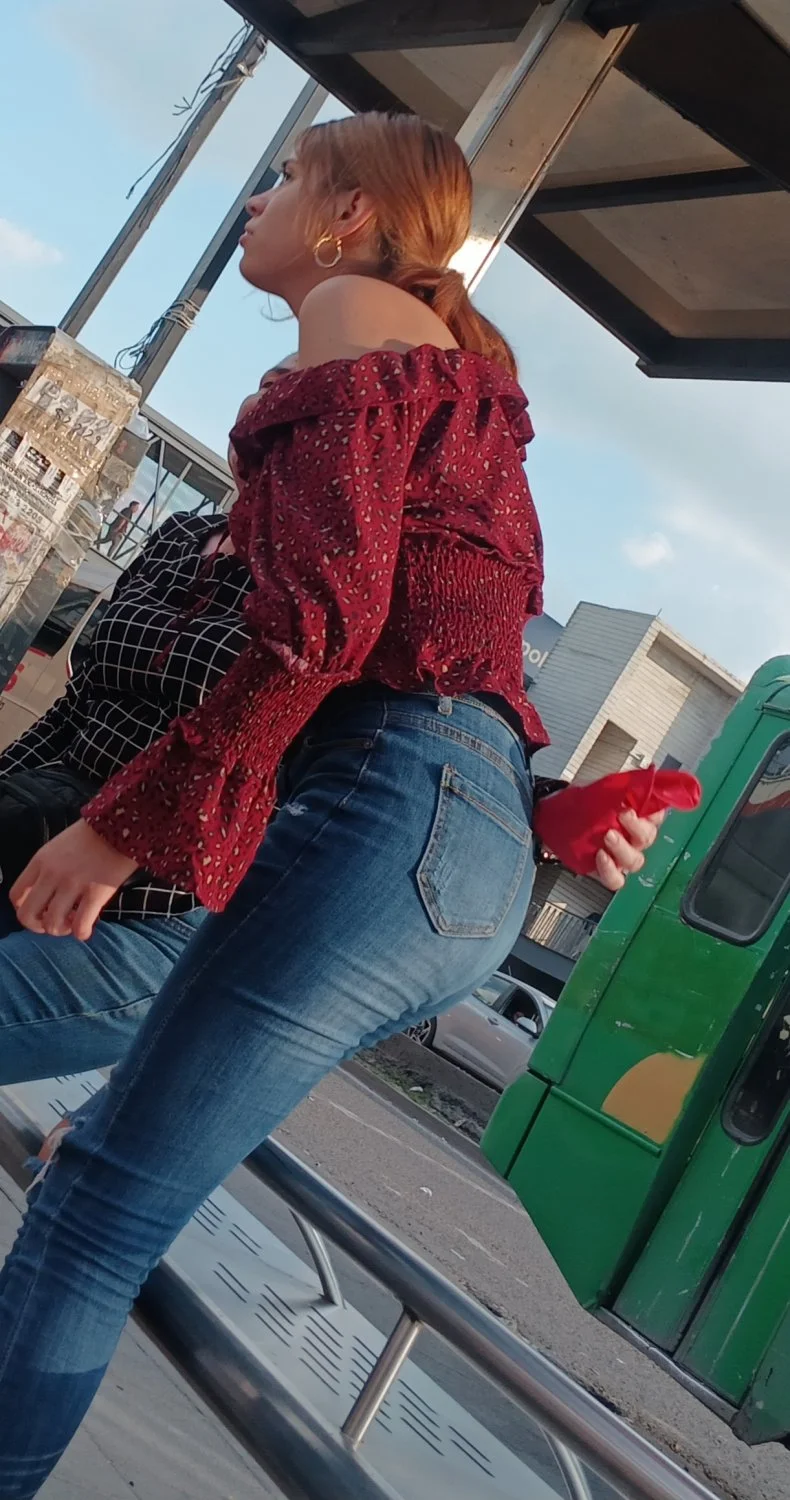 Voyeur Hermosa morena se da cuenta y corre image 19