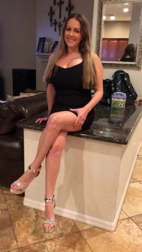 Cassi - Huge Titted Hotwife. (tit) image 11