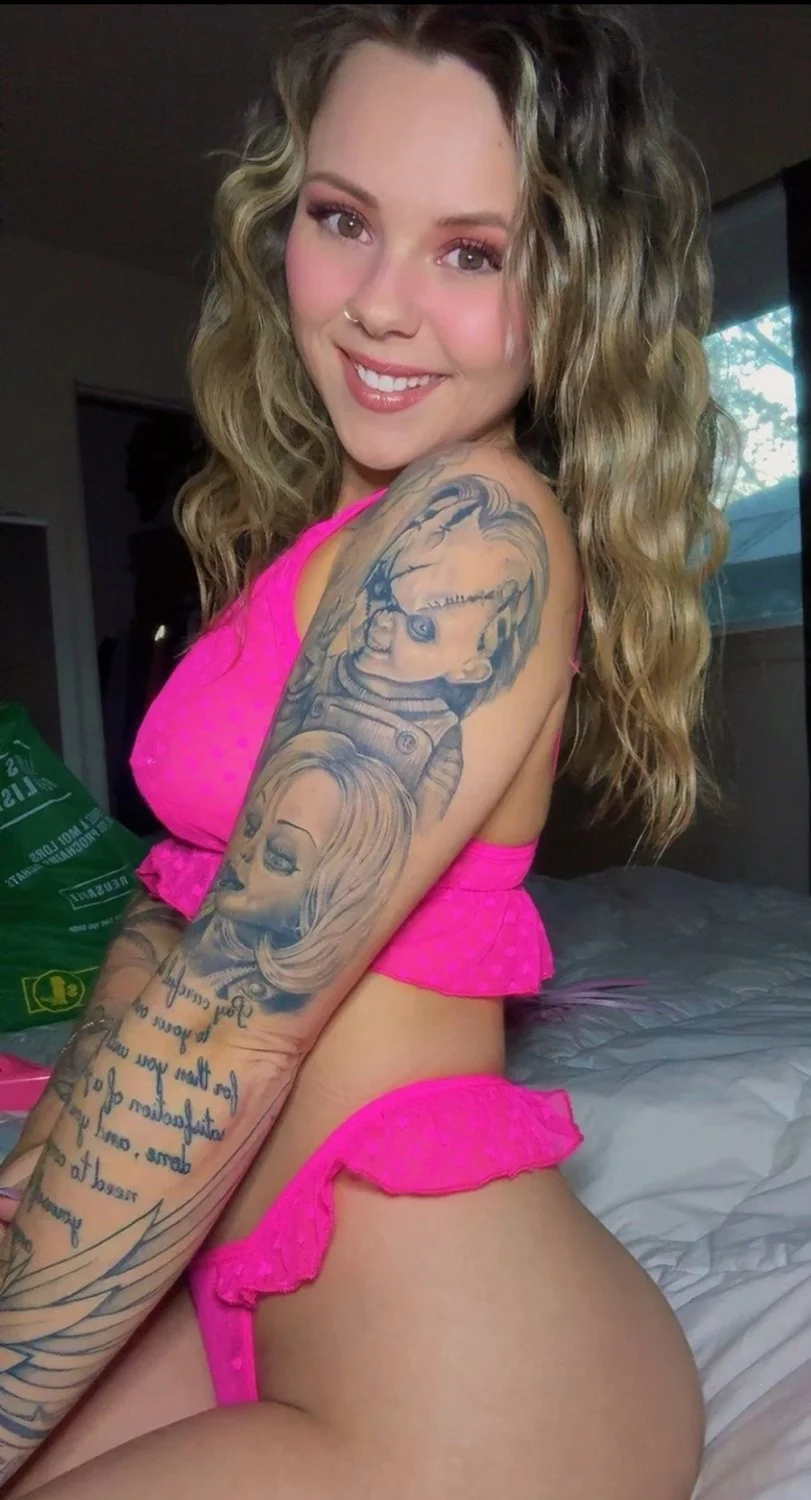 Petite blondasse se montre sur of image 23