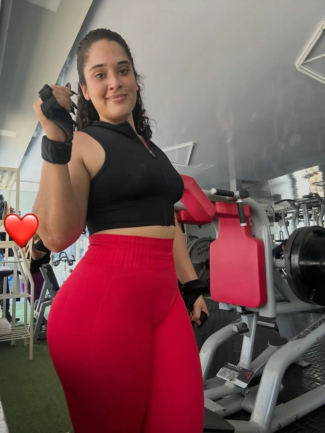 Voyeur Gym rica culona licras roja sabrosa image 3