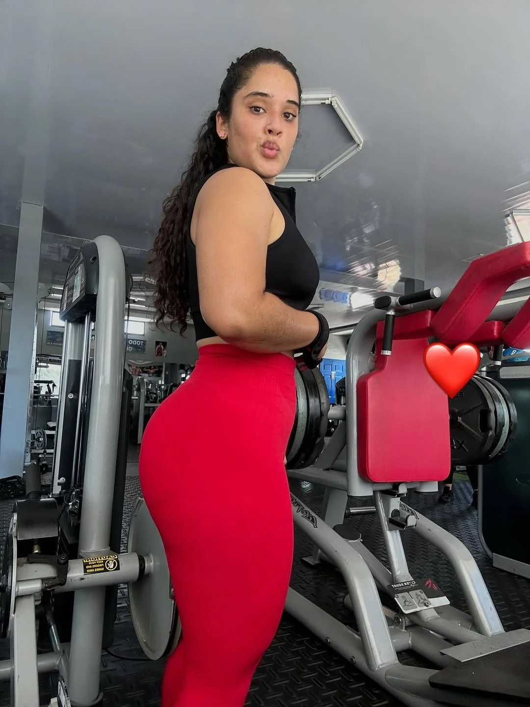 Voyeur Gym rica culona licras roja sabrosa image 4