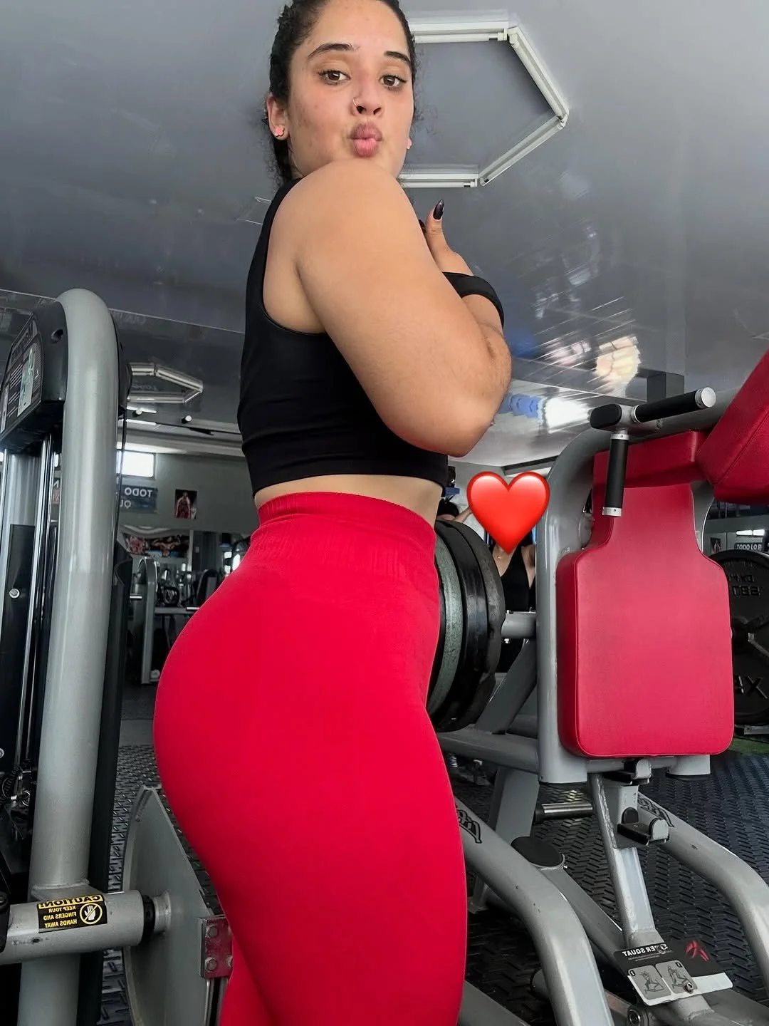 Voyeur Gym rica culona licras roja sabrosa image 5