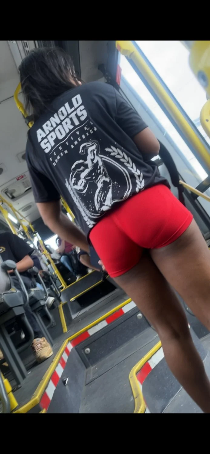 Pretinha retinta com short socado no cu esperando pra toma gozada na rua mesmo image 2