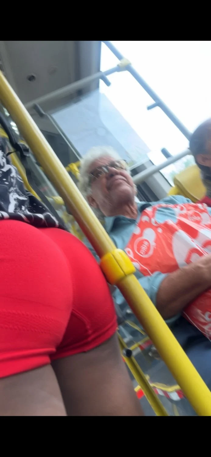 Pretinha retinta com short socado no cu esperando pra toma gozada na rua mesmo image 3