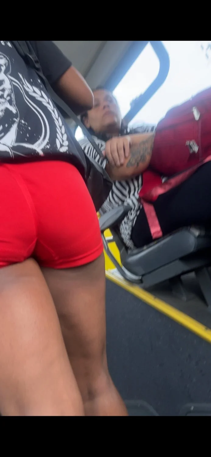 Pretinha retinta com short socado no cu esperando pra toma gozada na rua mesmo image 6