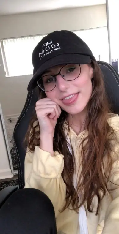 College cute girl Sells Her Nudes To Pay Tuition :) Add me on kik : TinaaaaSK420 cover image