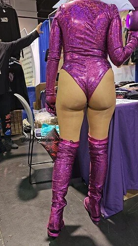 cosplayer da bunda linda com a roupa roxa cravada na buceta image 9