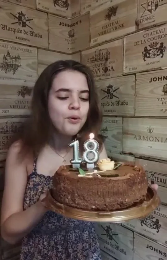 Linda tetona de 18 años image 2