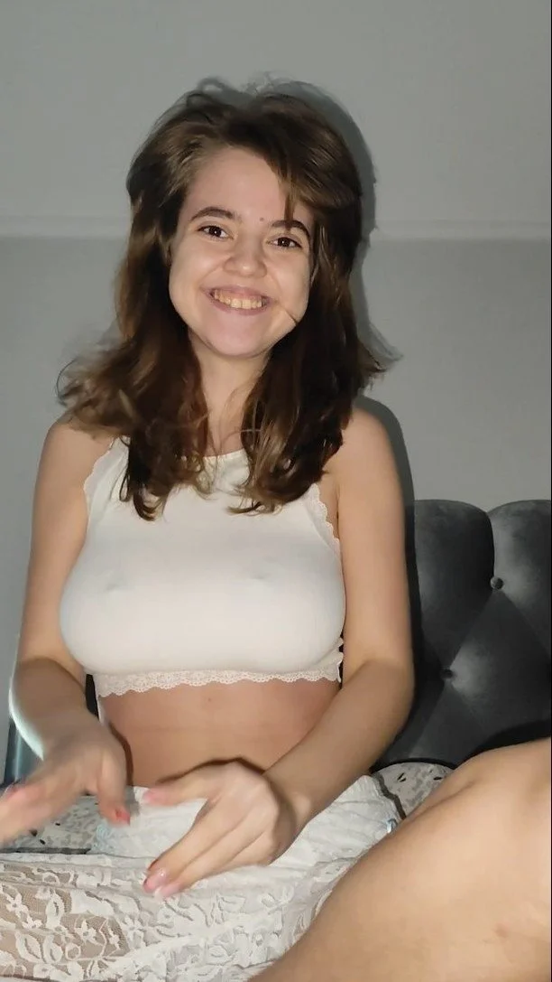 Linda tetona de 18 años image 3