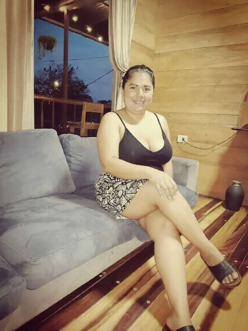 CORNUDO EXHIBE A SU MUJER main image