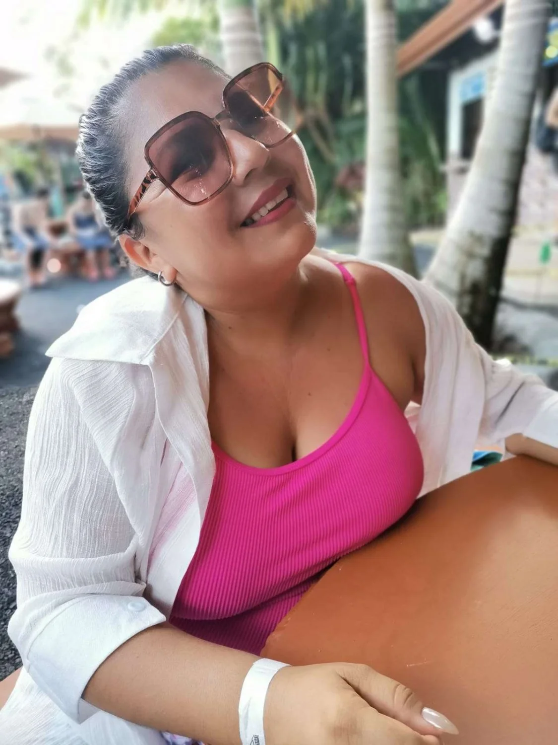 CORNUDO EXHIBE A SU MUJER image 2