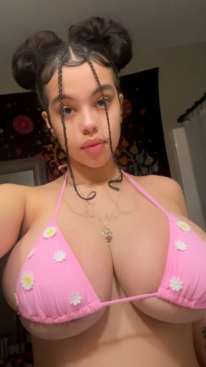 Lightskin Baddie (☔ryder) image 7
