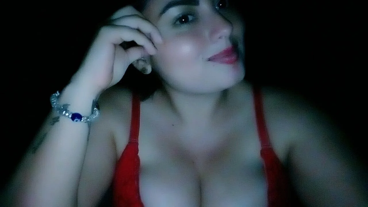 Safadinha feliz em agradar o macho main image