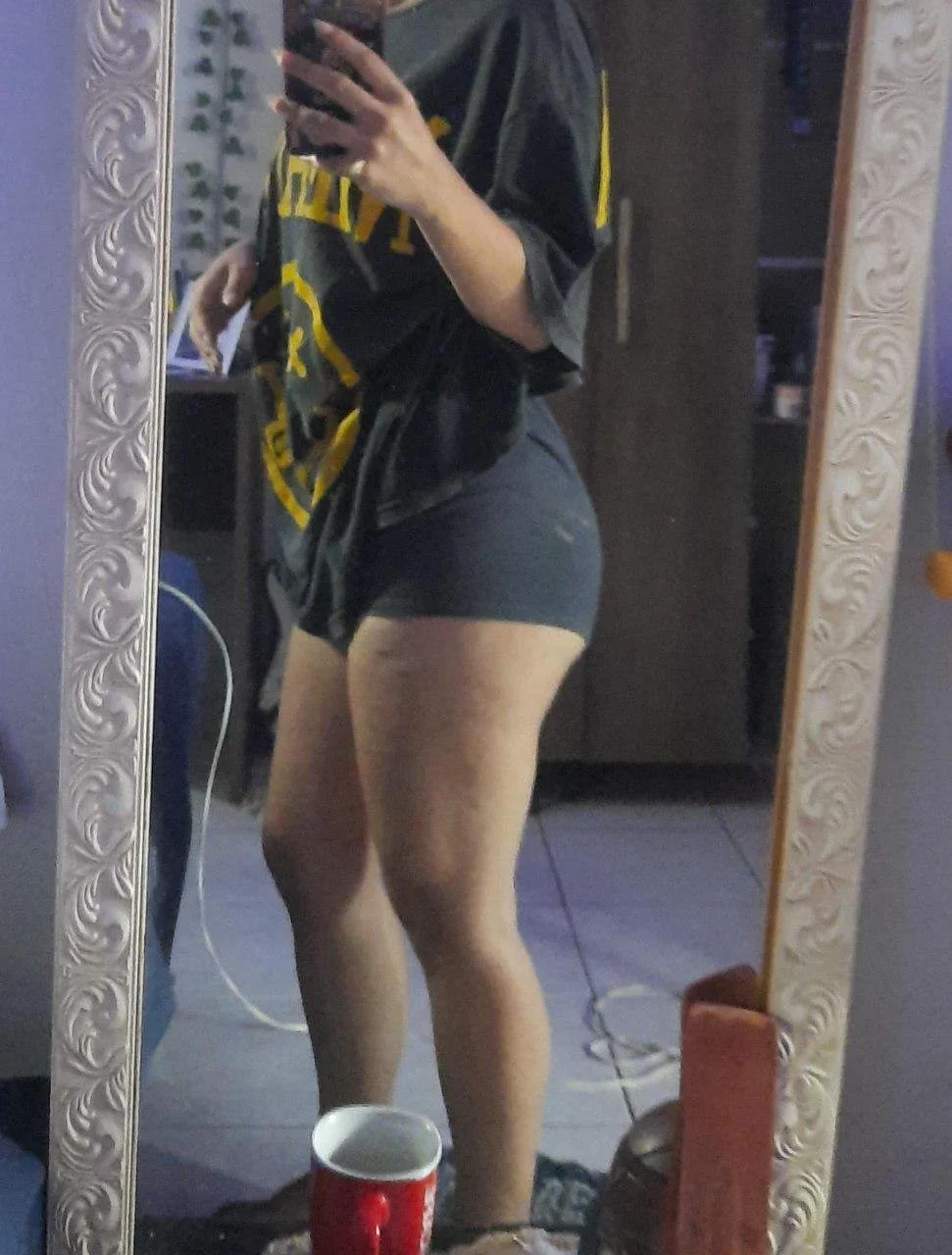Gótica novinha boqueteira image 5