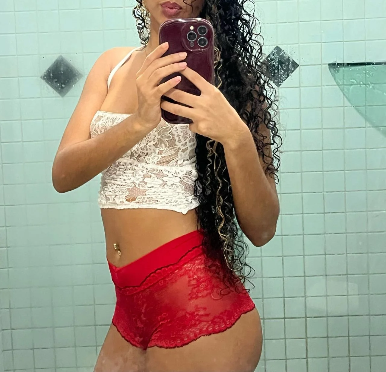A novinha magrinha gosta de fuder com força image 3