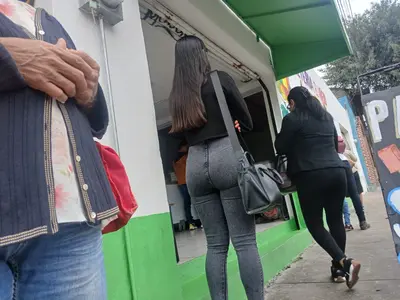 Voyeur Rica putita esperando el bus cover image