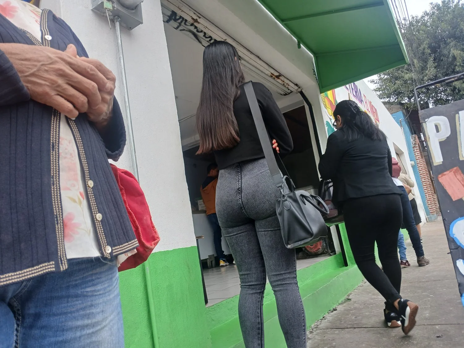Voyeur Rica putita esperando el bus main image