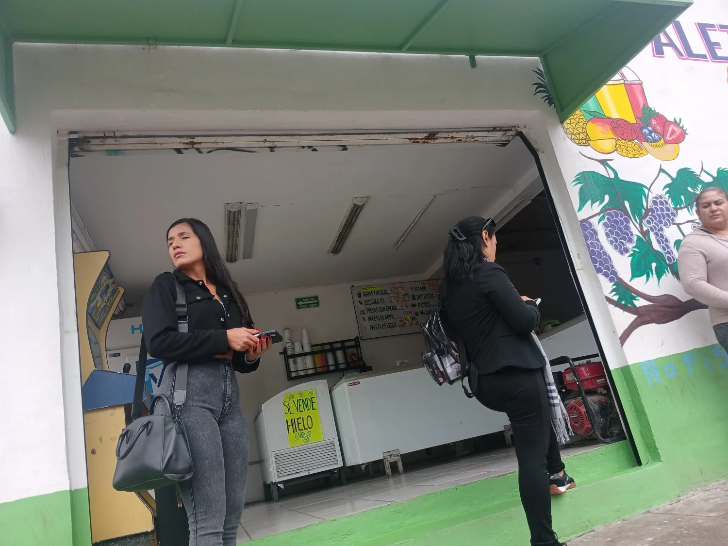 Voyeur Rica putita esperando el bus image 12