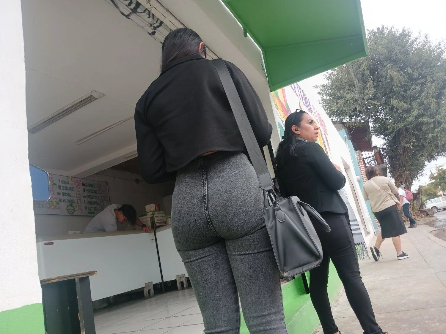 Voyeur Rica putita esperando el bus image 13