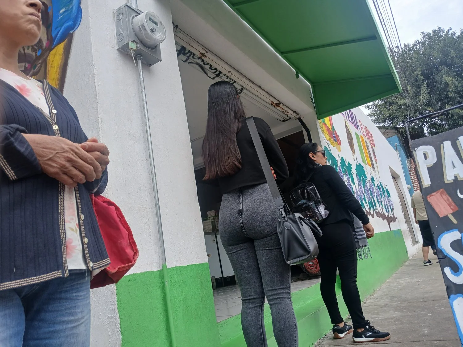 Voyeur Rica putita esperando el bus image 2