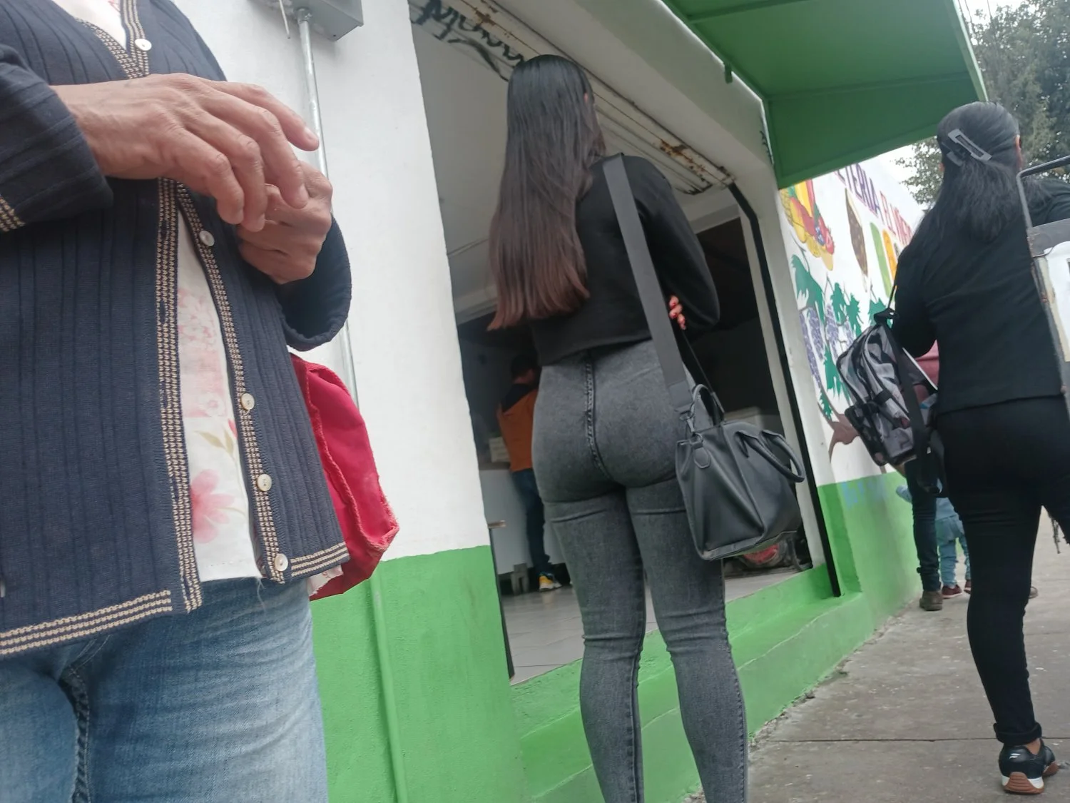 Voyeur Rica putita esperando el bus image 7