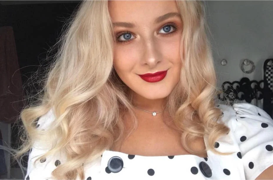 hot blonde slut Olivia image 2