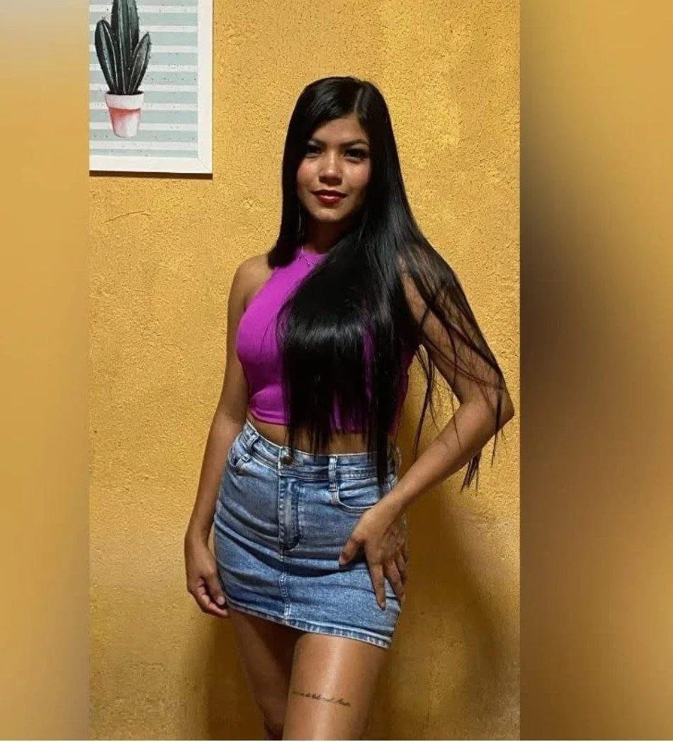 Novinha não se aguentou de tesão e deu a bucetinha no show do ferrugem atrás do banheiro main image