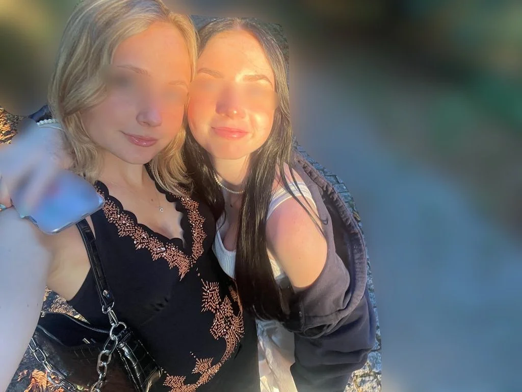 Everyday 1 Pic of my gf - DAY 17 (with her best friend) image 1