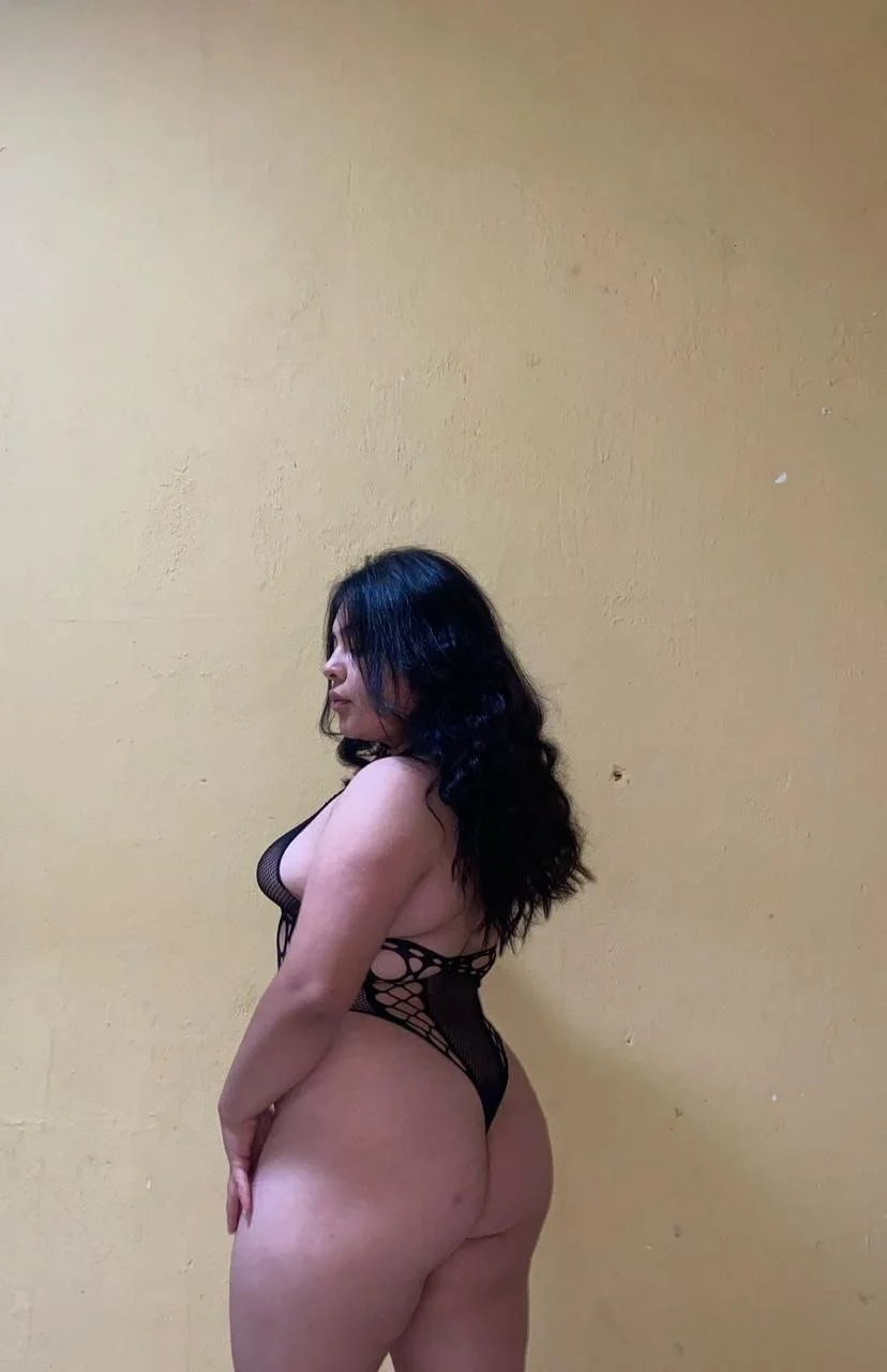 Lili gordita morocha culona cojiendo y mamando verga en un hotel room image 4