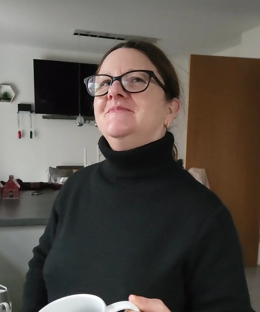 Tell her, she has to show everyone her tits! image 8