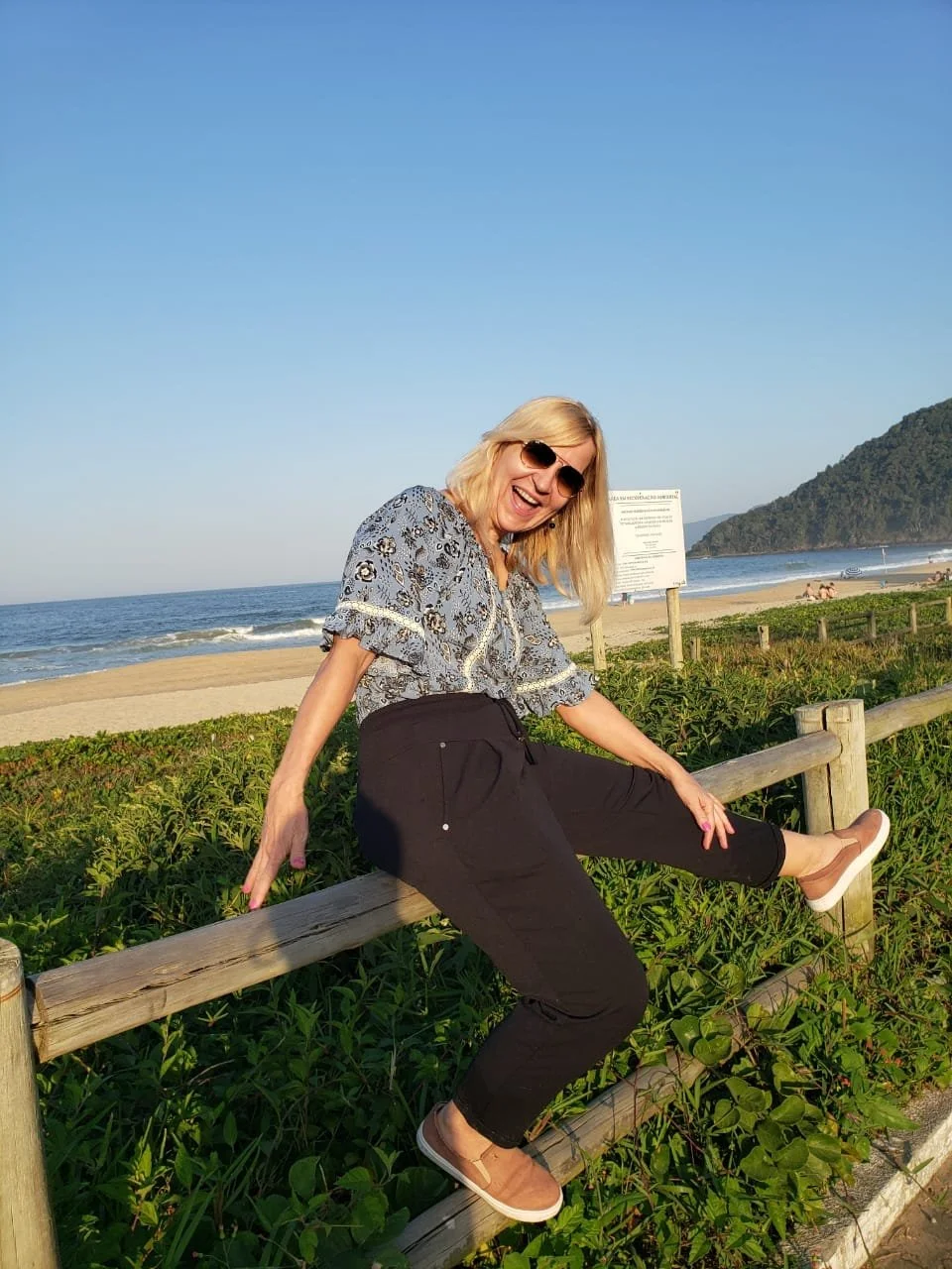 Coroa brancona, deve dar muito a buceta para macho preto. image 15