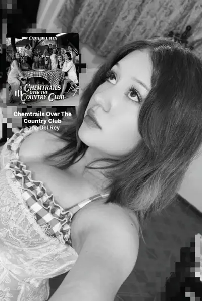 La pendeja de un seguidor que buena está cover image
