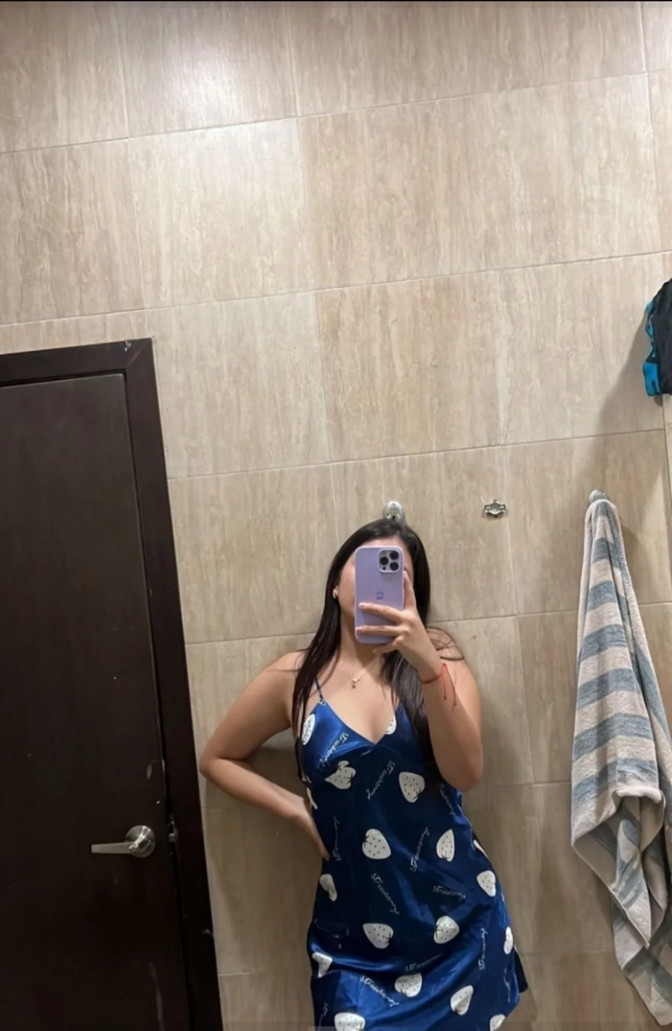 Mais uma novinha que foi vazada se exibindo pra macho! putinha caiu na net mostrando os peitos image 11