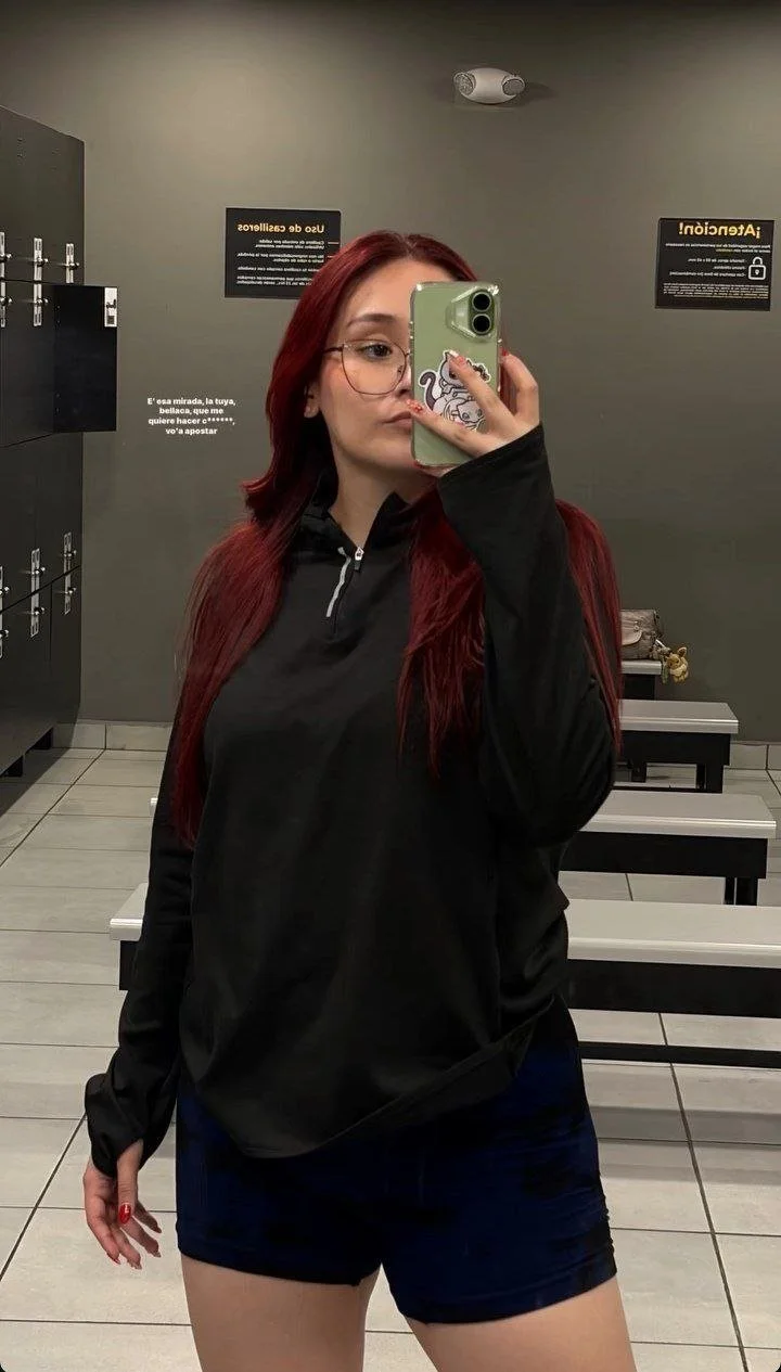 Perrita cachonda exhibicionista, le gusta parar vergas en la calle image 10